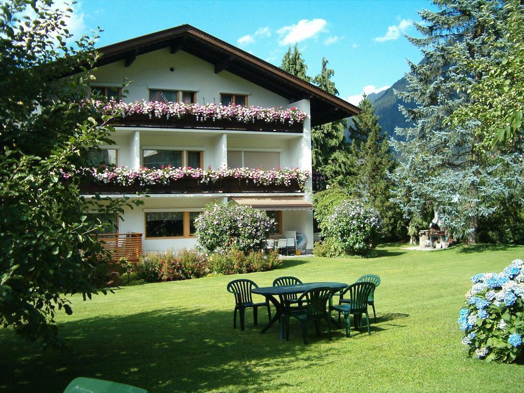 Gaestehaus Ahornblick Mayrhofen Exterior foto